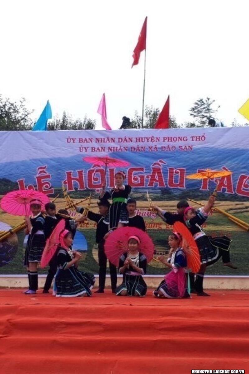 Lễ hội "Gầu Tào" thể hiện mong ước, khát vọng của người H.Mông về cuộc sống ấm no, hạnh phúc