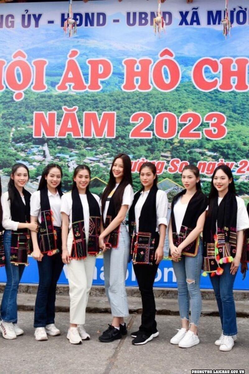Các Hoa hậu, Á hậu và các người đẹp Việt Nam tham dự Lễ hội Áp Hô Chiêng tại xã Mường So, huyện Phong Thổ