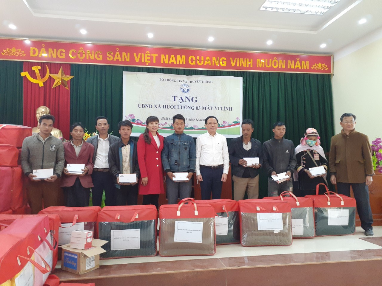 Đoàn công tác tặng quà cho các hộ gia đình khó khăn tại xã Huổi Luông