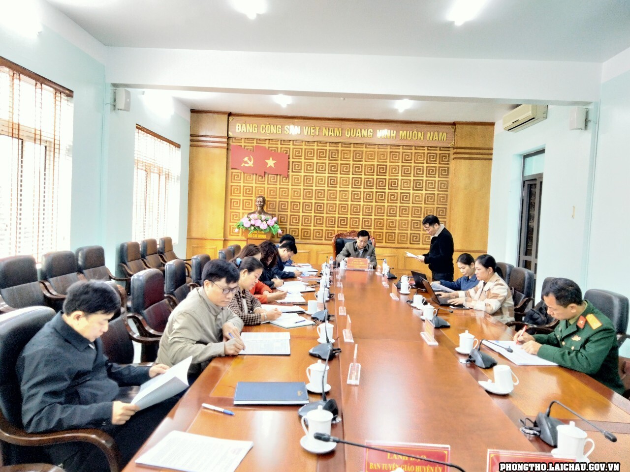 Quang cảnh buổi làm việc của đoàn giám sát của Ban Tuyên giáo Tỉnh ủy với Ban Thường vụ Huyện ủy Phong Thổ